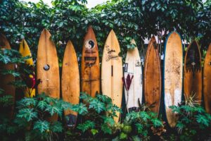 Nebeneinander aufgestellte Surfboards im Retro Stil.
